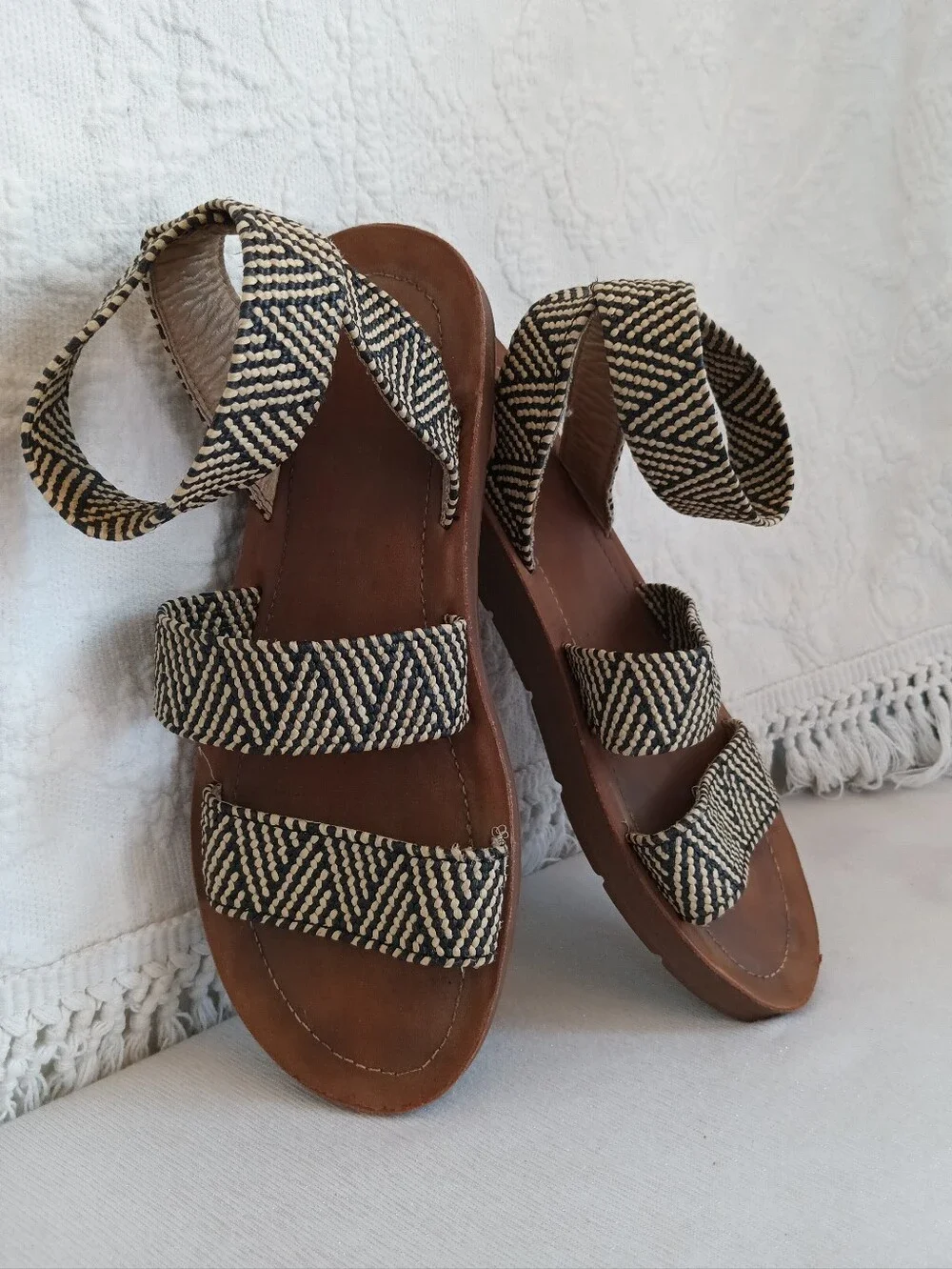 Cushionaire Indego Sandals black Woven raffia Stretchy Flats Memory Foam Boho 8M